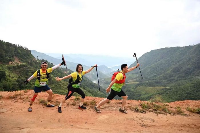 Một số nhà báo, phóng viên còn đang thị phạm những "Bước chân trên mây" đầy ấn tượng...