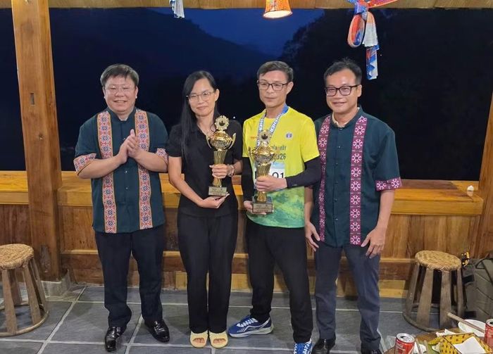 Đại diện lãnh đạo Báo Pháp luật Việt Nam và Sở Văn hóa, Thể thao và Du lịch Lai Châu trao cúp, chúc mừng 2 nhà báo vô địch cự ly 22km nội dung nam, nữ. Cùng hẹn mùa 4 "Bước chân trên mây" năm 2027.