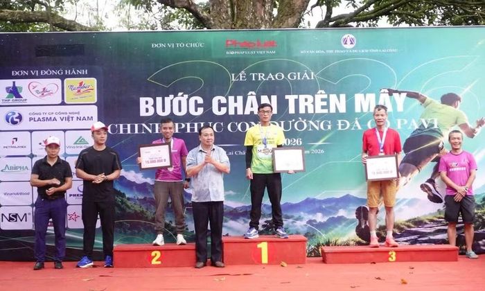 Ban Tổ chức trao giải nhất cự ly 22km cho các nam nhà báo