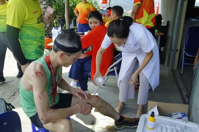 Trong khi một VĐV cần sự chăm sóc y tế do trượt ngã trên cung đường đá rêu trơn