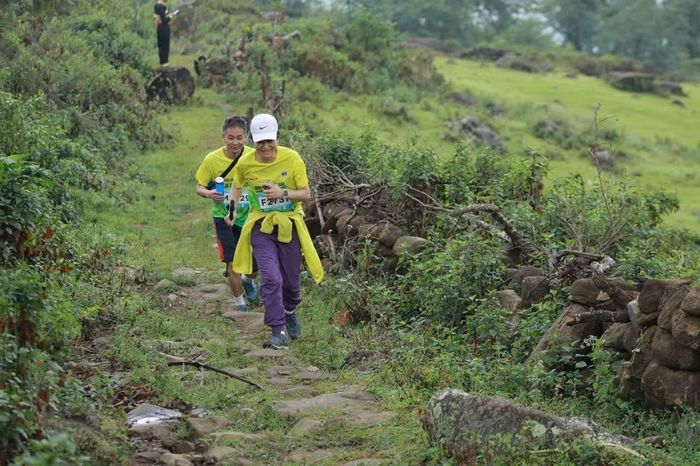 Chạy đường núi khá mệt do nhịp tim tăng cao, nhưng... thấy camera ai cũng chạy rất hào hứng để có bức ảnh đẹp.