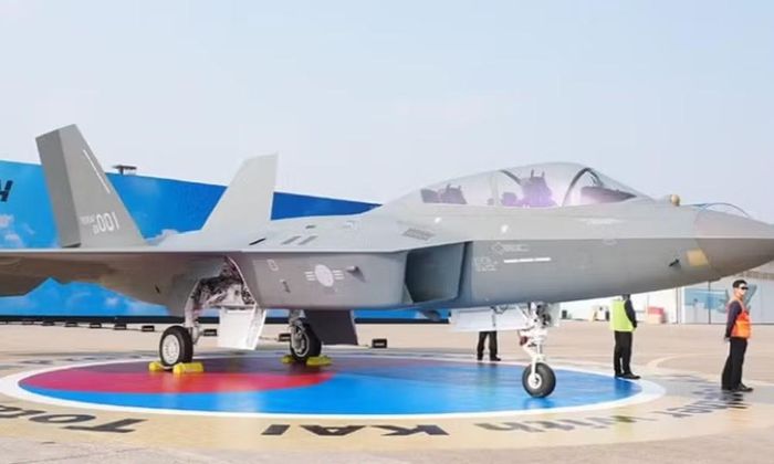 KF-21 lại được phát triển theo một lộ trình khác. Hàn Quốc trước hết xây dựng một tiêm kích 4,5 thế hệ có tốc độ siêu âm, radar mảng quét điện tử chủ động AESA, hệ thống tìm kiếm và theo dõi mục tiêu hồng ngoại IRST, tác chiến điện tử và khả năng mang nhiều loại vũ khí.