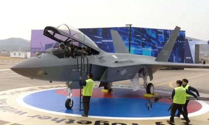 Điều đó không có nghĩa KF-21 sẽ dừng ở cấu hình hiện tại. Hàn Quốc đã công bố định hướng phát triển các biến thể tương lai với mức độ tàng hình cao hơn.