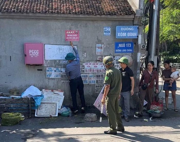 Tây Phương duy trì chỉnh trang đô thị, xử lý quảng cáo rao vặt trái phép