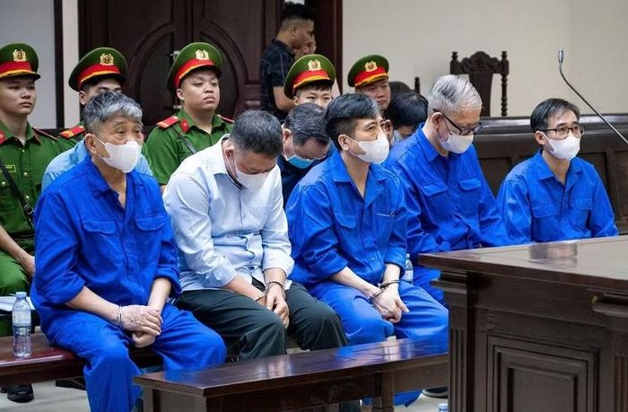 Các bị cáo trong vụ án tại phiên tòa phúc thẩm.