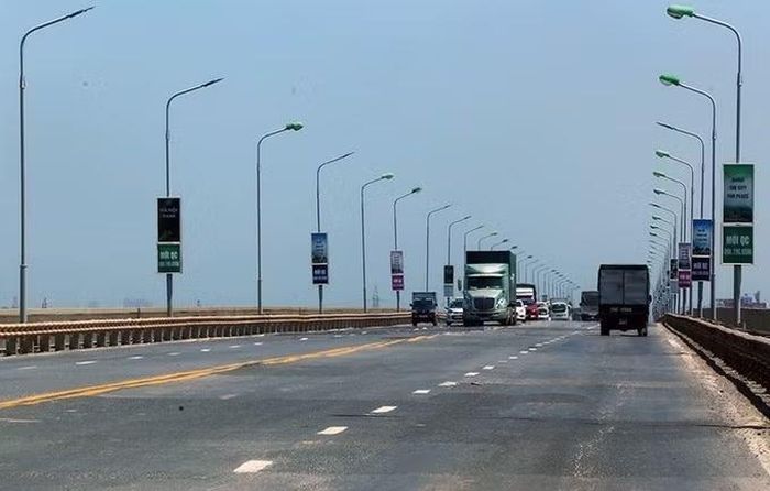 Từ ngày 9/10, xe buýt cũng bị cấm lưu thông qua cầu Thăng Long trong khung giờ cao điểm để hạn chế ùn tắc