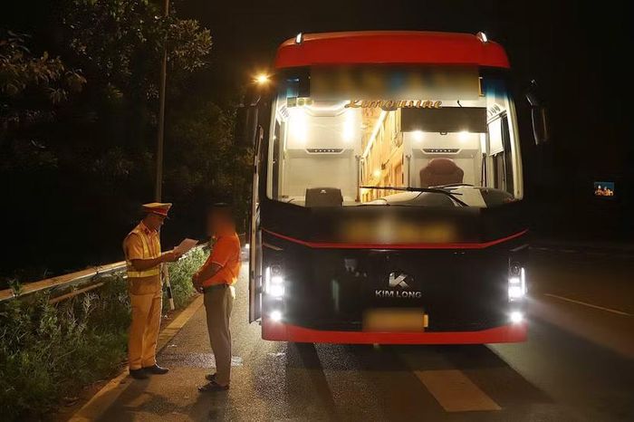 Cảnh sát giao thông tăng cường kiểm tra, xử lý vi phạm trong hoạt động vận tải hành khách