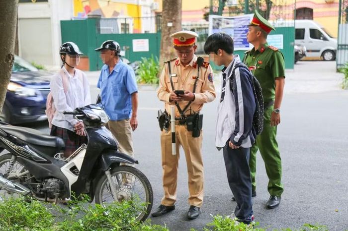 Tình trạng học sinh, phụ huynh đưa con em đến trường vi phạm vẫn tái diễn dù đã được tuyên truyền rộng rãi trên nhiều phương tiện
