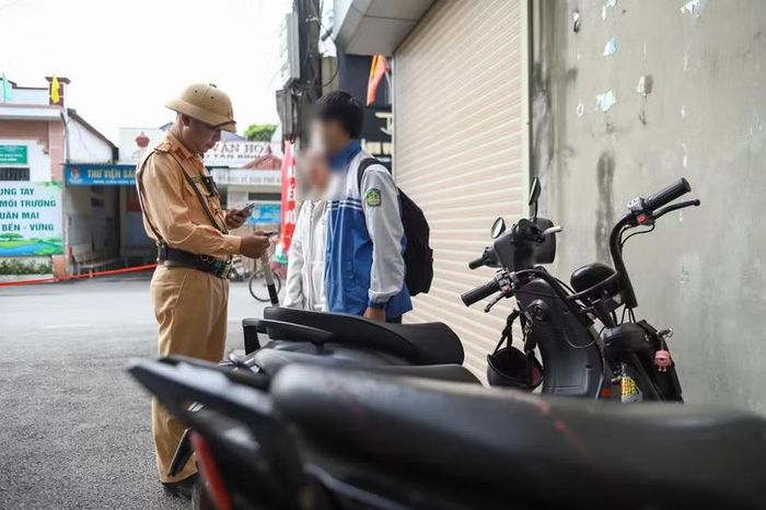 Nhiều học sinh điều khiển xe đến trường nhưng lại không đội mũ bảo hiểm hoặc đi xe không phù hợp với độ tuổi