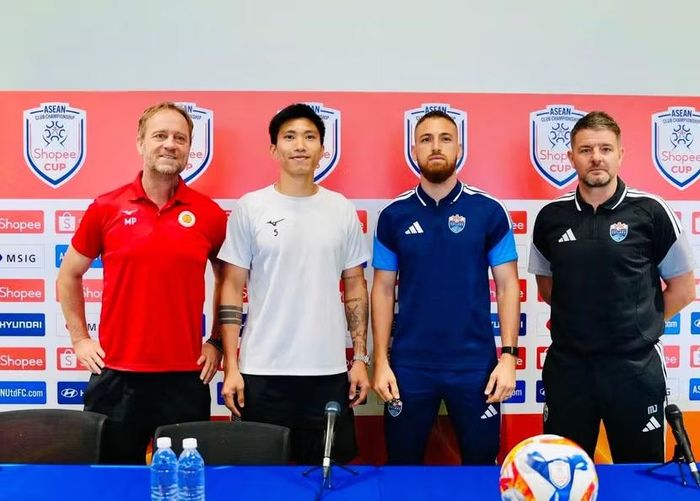 HLV Polking, cầu thủ Đoàn Văn Hậu cùng đại diện Lion City Sailors FC tại họp báo trước trận