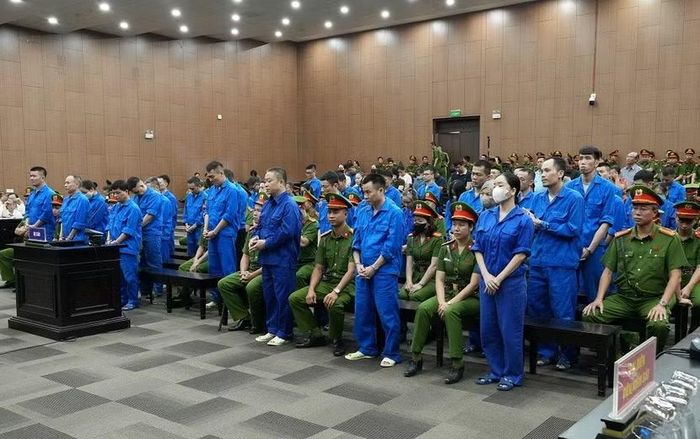 Các bị cáo trong vụ án bị đưa ra xét xử tại phiên tòa.