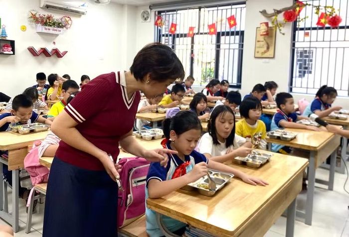 Hiệu trưởng Tiểu học Văn Miếu - Quốc Tử Giám cho biết, công tác chăm sóc sức khỏe dinh dưỡng đã trở thành nhiệm vụ chính trị quan trọng của nhà trường