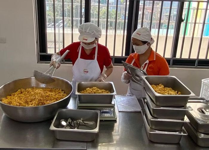 Đoàn kiểm tra yêu cầu tăng cường kiểm tra toàn bộ quá trình chế biến, nguồn gốc thực phẩm, việc cân định lượng.