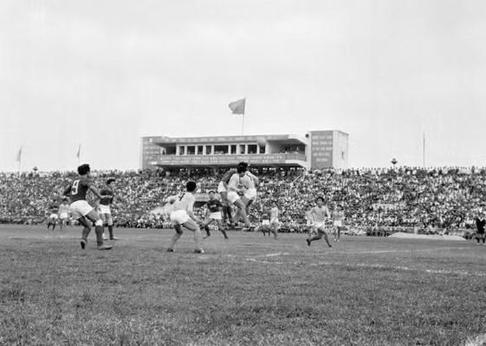 Thi đấu bóng đá giữa hai đội Công an Hà Nội và Công an Hải Phòng trên sân Hàng Đẫy chiều 4-2-1973 (Ảnh: Kim Hùng - TTXVN)