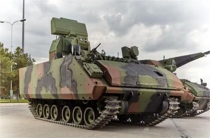 Điểm nối bật nữa của vũ khí này đó là nó bắn được đạn pháo lắp ngòi điện tử định tầm nổ theo cài đặt của hệ thống điều khiển hỏa lực, khiến chỉ cần một cơ số đạn nhỏ cũng đủ để tiêu diệt mục tiêu.