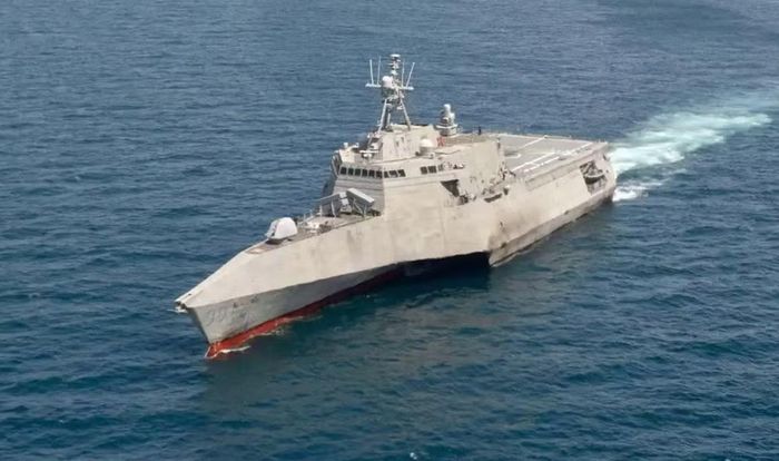 USS Canberra là tàu chiến ven biển lớp Independence. Tàu có thiết kế 3 thân, tốc độ cao và boong đáp lớn, cho phép tiếp nhận nhiều loại trực thăng.