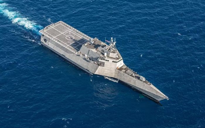Tàu chiến ven biển USS Canberra của Hải quân Mỹ đã phối hợp với trực thăng tấn công AH-1Z Viper của Thủy quân lục chiến trong hoạt động trên Biển Philippines, cho thấy các tàu chiến mặt nước cỡ nhỏ có thể được tận dụng làm điểm hoạt động bổ sung cho không quân Thủy quân lục chiến.