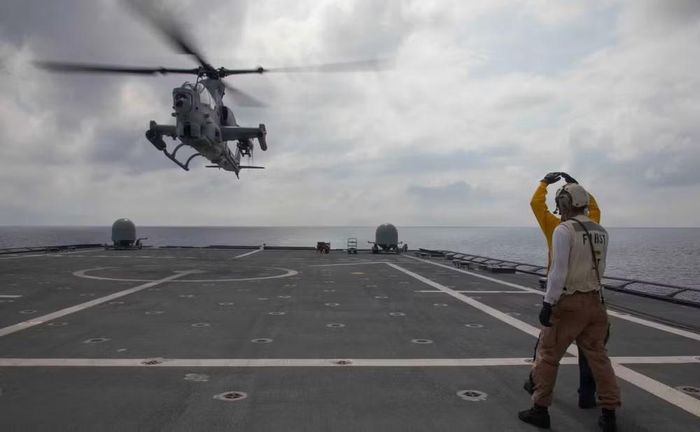 Hình ảnh do Hải quân Mỹ công bố ngày 2/10 cho thấy thủy thủ trên tàu USS Canberra cố định một trực thăng tấn công AH-1Z thuộc Phi đội Trực thăng Tấn công Hạng nhẹ 367 trên boong đáp.