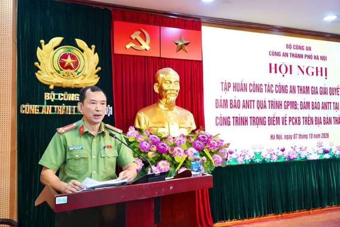 Thượng tá Nguyễn Hữu Quyết, Phó Trưởng phòng An ninh nội địa truyền đạt các nội dung tập huấn tại Hội nghị.