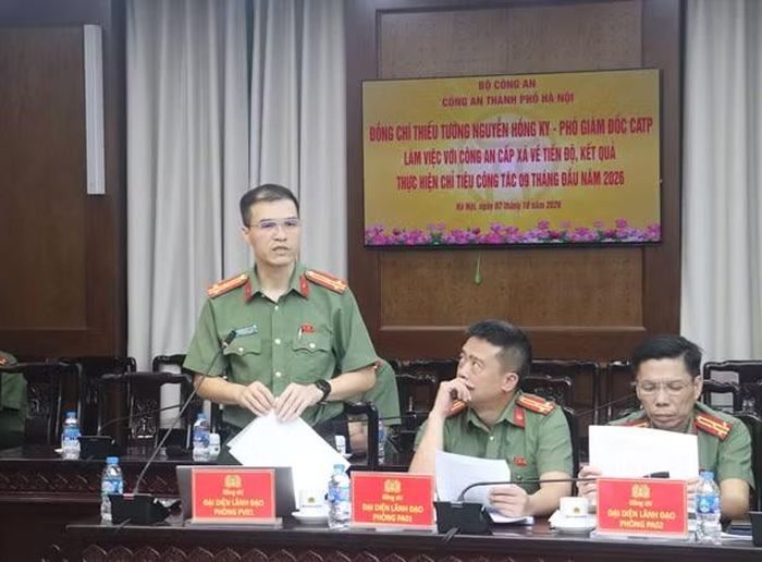Thượng tá Dương Minh Tuyến, Phó trưởng phòng Phòng Tham mưu CATP báo cáo kết quả thực hiện chỉ tiêu của 22 Công an cấp xã tại hội nghị