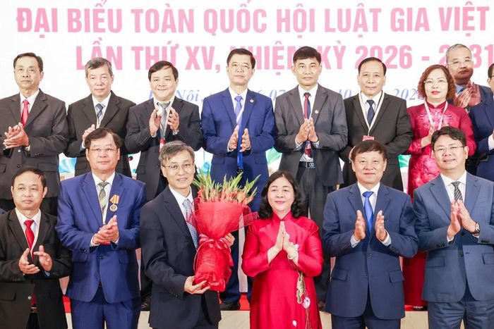 Chủ tịch UBTƯ MTTQ Việt Nam Bùi Thị Minh Hoài tặng hoa chúc mừng Ban Chấp hành Hội Luật gia Việt Nam nhiệm kỳ 2026-2031. Ảnh: Quang Vinh