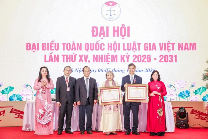 Chủ tịch UBTƯ MTTQ Việt Nam Bùi Thị Minh Hoài trao tặng Huân Chương Lao động hạng Ba cho Viện Pháp lý và Kinh doanh quốc tế; trao tặng Huân Chương Lao động hạng Ba cho ông Nguyễn Khánh Ngọc, nguyên Thứ trưởng Bộ Tư pháp, Chủ tịch Hội Luật gia Việt Nam 