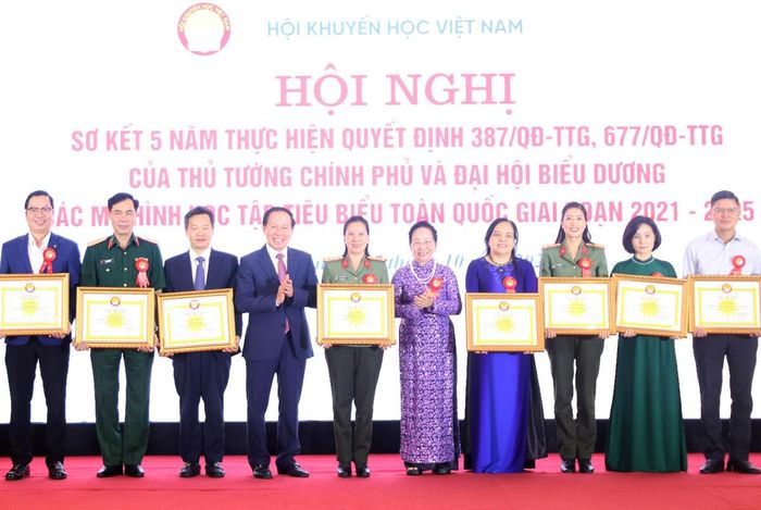 Phó Thủ tướng Chính phủ Lê Tiến Châu và Chủ tịch Hội Khuyến học Việt Nam Nguyễn Thị Doan trao Bằng khen cho các tập thể, cá nhân có nhiều đóng góp cho sự nghiệp khuyến học.