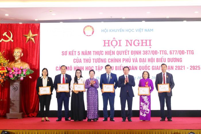 Phó Thủ tướng Chính phủ Lê Tiến Châu và Chủ tịch Hội Khuyến học Việt Nam Nguyễn Thị Doan trao Kỷ niệm chương cho các tập thể, cá nhân có nhiều đóng góp cho sự nghiệp khuyến học.