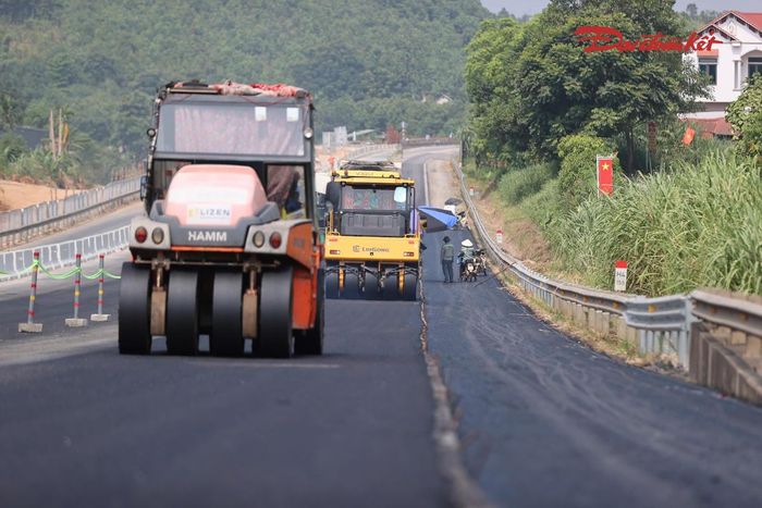Theo ông Trần Ngọc Hải, Phó Giám đốc Ban Quản lý dự án các đường cao tốc phía Bắc (VEC), khối lượng công việc trên toàn tuyến hiện đạt khoảng 70%.