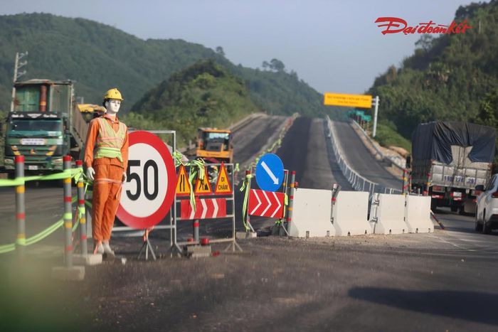 Do tuyến cao tốc hiện hữu vẫn khai thác, việc thi công được chia thành từng khu vực, từng mũi để hạn chế ảnh hưởng đến giao thông. Các phương án cảnh báo, phân luồng và bảo đảm an toàn cho người lao động, phương tiện được duy trì trong quá trình thi công.