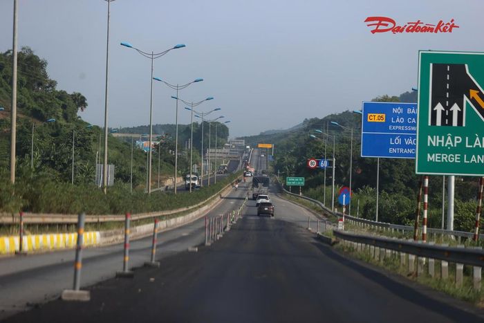 Trên tuyến, một số đoạn đã cơ bản hoàn thành phần mặt đường. Các đơn vị vừa thi công vừa tổ chức giao thông, bảo đảm phương tiện vẫn lưu thông trong thời gian dự án được triển khai.