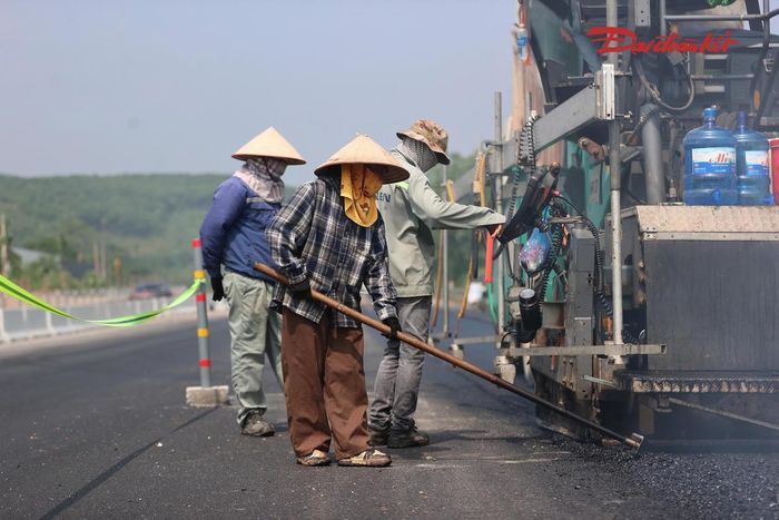 Theo ghi nhận của PV Báo Đại đoàn kết, những ngày này tại công trường, nhiều mũi thi công đang được triển khai đồng thời trên toàn tuyến. Máy móc hoạt động liên tục, công nhân tập trung thực hiện các hạng mục nền đường, mặt đường, cầu, cống và các công trình phụ trợ.