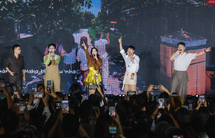  Quán nhà Haha gồm dàn cast là các thành viên Bùi Công Nam, Duy Khánh, Ngọc Thanh Tâm, Rhymastic, Jun Phạm.