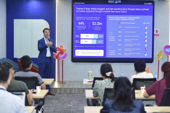  Ông Simon Torring, đồng sáng lập Cube Asia, công bố kết quả khảo sát người tiêu dùng trên kênh TMĐT khu vực Đông Nam Á. Ảnh: BTC. 