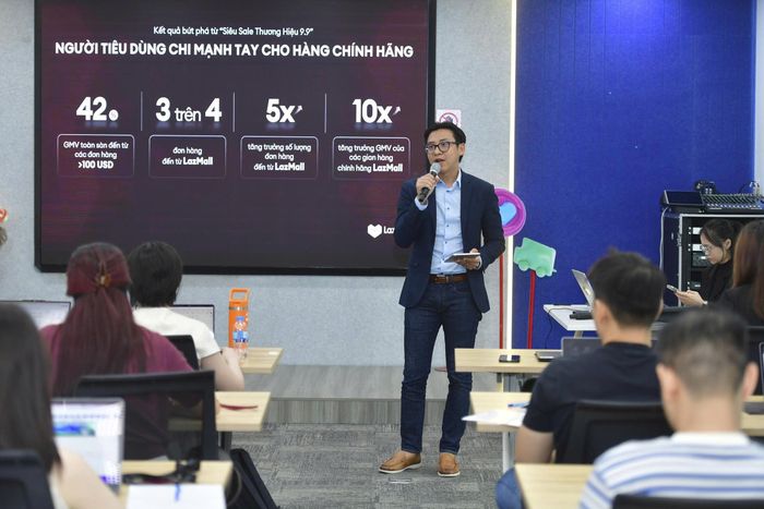  Ông Đỗ Cao Quốc Huy, đại diện Lazada Việt Nam, cho biết người tiêu dùng Việt Nam ngày càng thông thái, có chủ đích và cân nhắc kỹ hơn khi mua sắm. Ảnh: BTC. 