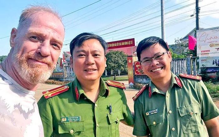 Ông Barry Mattacott chụp cùng hai cán bộ Công an xã Đặng Thùy Trâm đã giúp đỡ mình. Ảnh: Barry Mattacott.