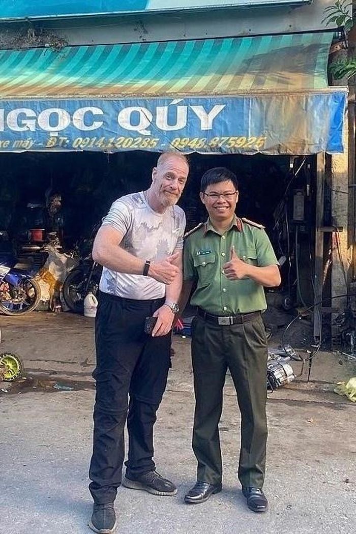 Ông Barry cùng Đại úy Phạm Trung Tiển, cán bộ Công An xã Đặng Thùy Trâm. Ảnh: Công an xã Đặng Thùy Trâm.