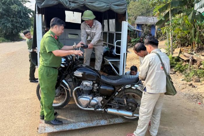 Chiếc xe máy được cán bộ Công an xã Đặng Thùy Trâm hỗ trợ đưa đến nơi sửa chữa. Ảnh: Barry Mattacott.