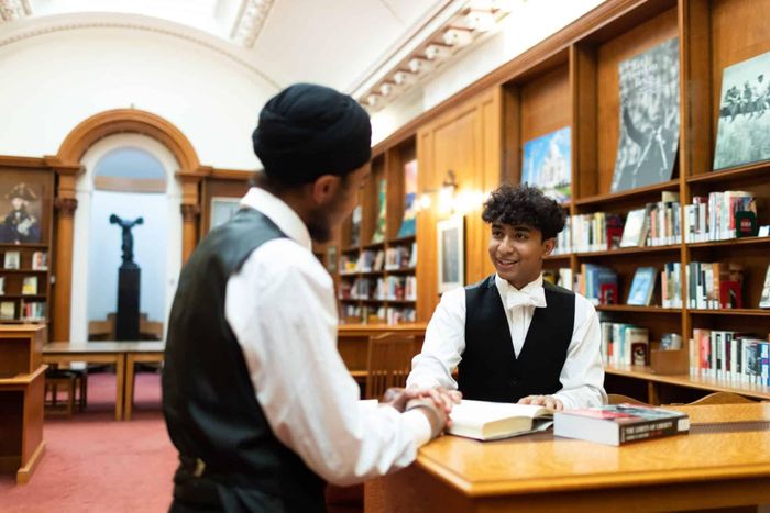  Để đáp ứng những nhu cầu đó, Eton xây dựng School Library theo hướng thân thiện và linh hoạt, đặt thư viện ở vị trí trung tâm khuôn viên trường. Bên cạnh sách hư cấu và phi hư cấu, học sinh có thể tìm đọc báo, tạp chí, sách điện tử và nhiều nguồn tài liệu trực tuyến. Thư viện cũng được trang bị Wi-Fi, máy tính tại tầng lửng và hệ thống in ấn để hỗ trợ việc học và nghiên cứu. 