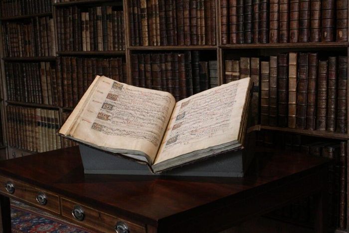  Ngày nay, College Library lưu giữ hơn 150.000 tài liệu có niên đại từ thế kỷ IX đến XXI, bao gồm sách in, bản thảo văn học, thư viết tay, tranh in, bản vẽ và các tài liệu lưu trữ của Eton. Đáng chú ý, kho tư liệu có khoảng 200 bản thảo thời Trung cổ và Phục hưng cùng hơn 200 cuốn sách in từ thế kỷ XV. Bên cạnh đó là hơn 50.000 sách in từ thế kỷ XVI đến XXI. Quy mô và độ tuổi của bộ sưu tập khiến College Library vượt xa chức năng của một thư viện trường học thông thường. 