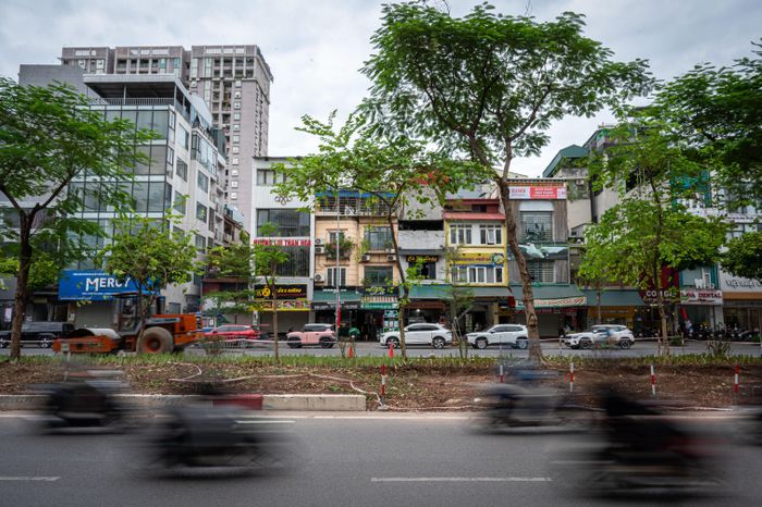  Việc điều chỉnh được thực hiện sau khi đoạn Vành đai 1 Hoàng Cầu - Voi Phục thông xe kỹ thuật phần tuyến chính. Điểm cuối đường Ô Chợ Dừa nối trực tiếp với Vành đai 1 mới, đồng thời giao cắt với đường Hoàng Cầu và Đê La Thành. Trong khi đó, nút giao Ô Chợ Dừa là nơi hội tụ của nhiều tuyến đường như Xã Đàn, Tôn Đức Thắng, Khâm Thiên, Đê La Thành, Ô Chợ Dừa và Nguyễn Lương Bằng, nên mật độ phương tiện thường xuyên cao. 