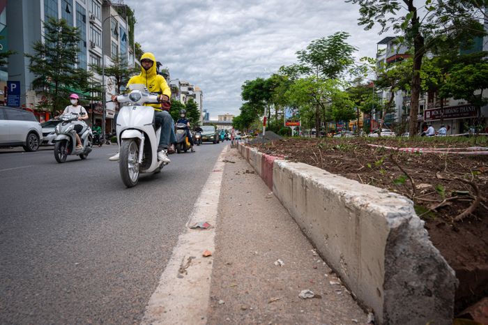  Phần còn lại của dải phân cách cũ của đường Ô Chợ Dừa, đoạn từ số nhà 34 đến số 80. Dải phân cách giữa được cắt tại 2 điểm, mỗi điểm dài khoảng 30-40 m, nhằm tăng thêm diện tích cho phương tiện lưu thông. 