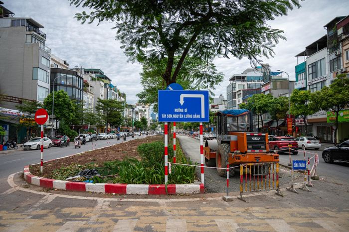 Làn đường hướng Ô Chợ Dừa - Hoàng Cầu, dải phân cách đã được đào bỏ, san nền và rải lớp vật liệu, chuẩn bị cho khâu hoàn thiện mặt đường.