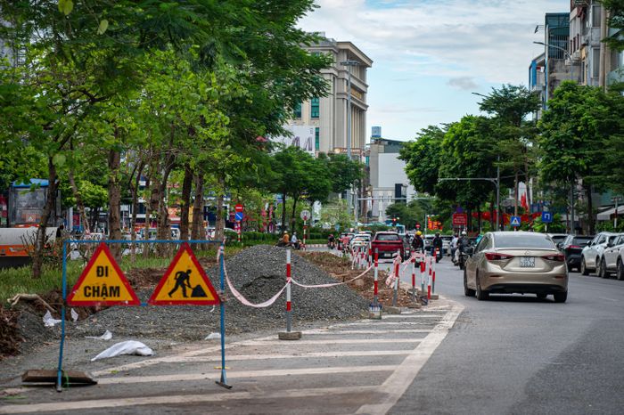  Theo Sở Xây dựng Hà Nội, từ ngày 9/10, đoạn tuyến này sẽ điều chỉnh tổ chức giao thông: đường vẫn lưu thông hai chiều, ngăn cách bằng dải phân cách cố định, mỗi chiều có 3 làn xe. Phần mặt đường mở rộng sẽ được hoàn thiện đồng bộ với kết cấu hiện trạng và phương án tổ chức giao thông chung của toàn tuyến. 
