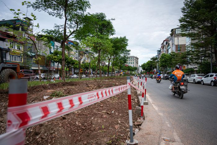  Đơn vị chức năng bố trí cọc tiêu, dây cảnh báo để rào chắn khu vực công trường, tách biệt với phần đường dành cho phương tiện lưu thông. 