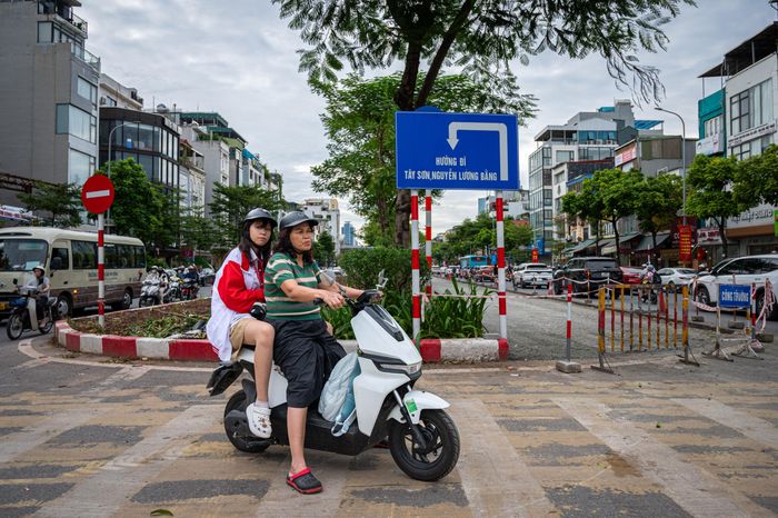  Sở Xây dựng Hà Nội yêu cầu các đơn vị thi công bố trí đủ rào chắn, biển báo công trường, dây phản quang, đèn tín hiệu, đồng thời cử người trực hướng dẫn phân luồng từ xa để hạn chế ùn tắc cục bộ. 