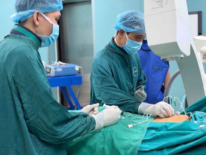  Các bác sĩ chỉ định điều trị bằng kỹ thuật sóng cao tần phong bế giảm đau. 