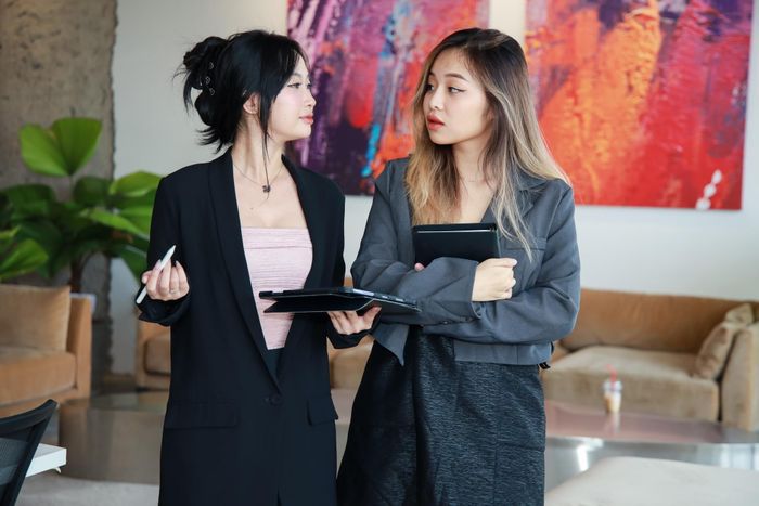 AI chưa khiến hàng loạt công việc đầu vào biến mất, nhưng đang âm thầm thay đổi cách doanh nghiệp tuyển và đào tạo người mới. Ảnh minh họa: Phương Lâm.