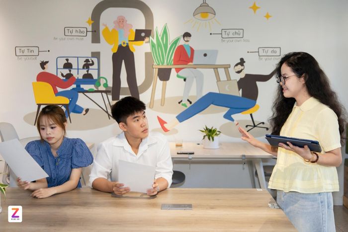 Chuyên gia nhận định “cửa vào” thị trường lao động đang khó hơn với người trẻ Việt khi AI đảm nhận nhiều nhiệm vụ cơ bản. Ảnh minh họa: Phương Lâm.