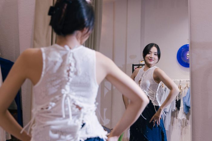 Liên tục nhìn thấy quảng cáo, thông báo giảm giá hoặc lời mời mua hàng có thể khiến bạn dễ chi tiền hơn. Ảnh: Phương Lâm.
